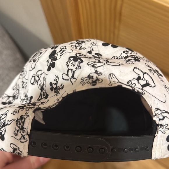 Official Disney Mickey Mouse Hat - Picture 2 of 4